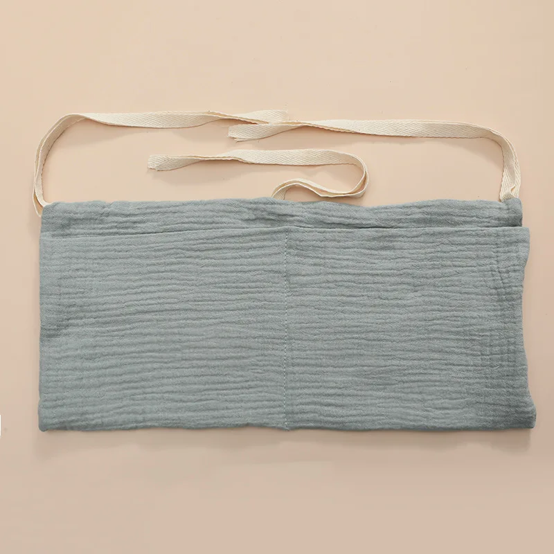 Tablier de cuisine en coton doux idéal pour les activités avec bébé style minimaliste étoffe texturée bleu pâl