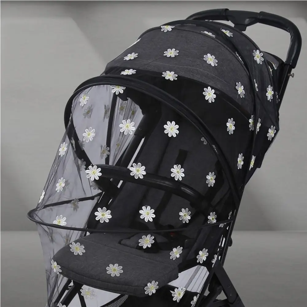 Poussette bébé floral compacte avec motifs fleurs marguerites design moderne urbain promenades extérieures enf