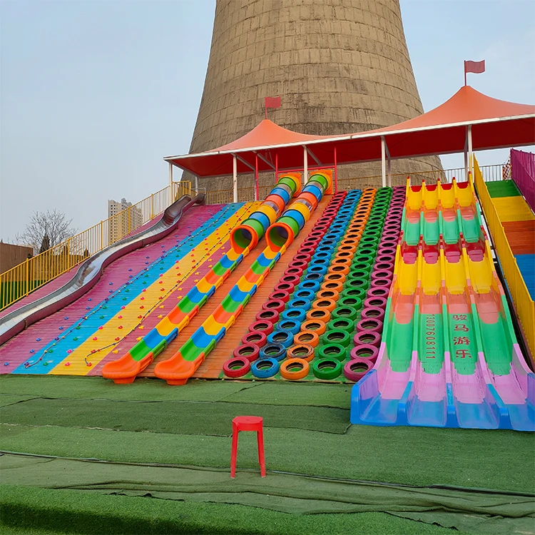 Aire de jeux extérieure avec toboggans colorés structure de glisse