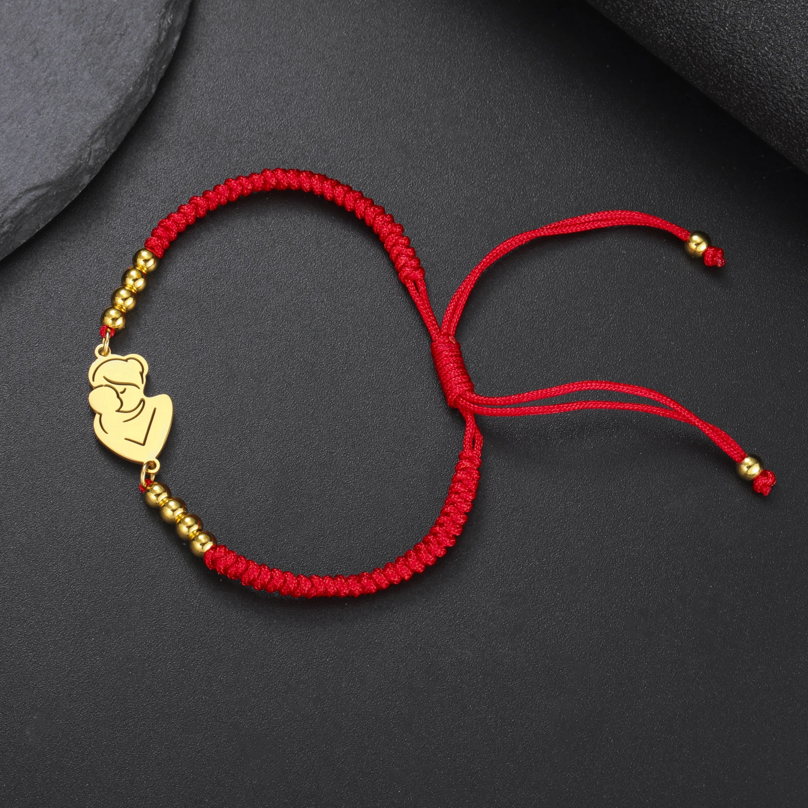 Bracelet en corde rouge et métal doré silhouette famille bijou cadeau