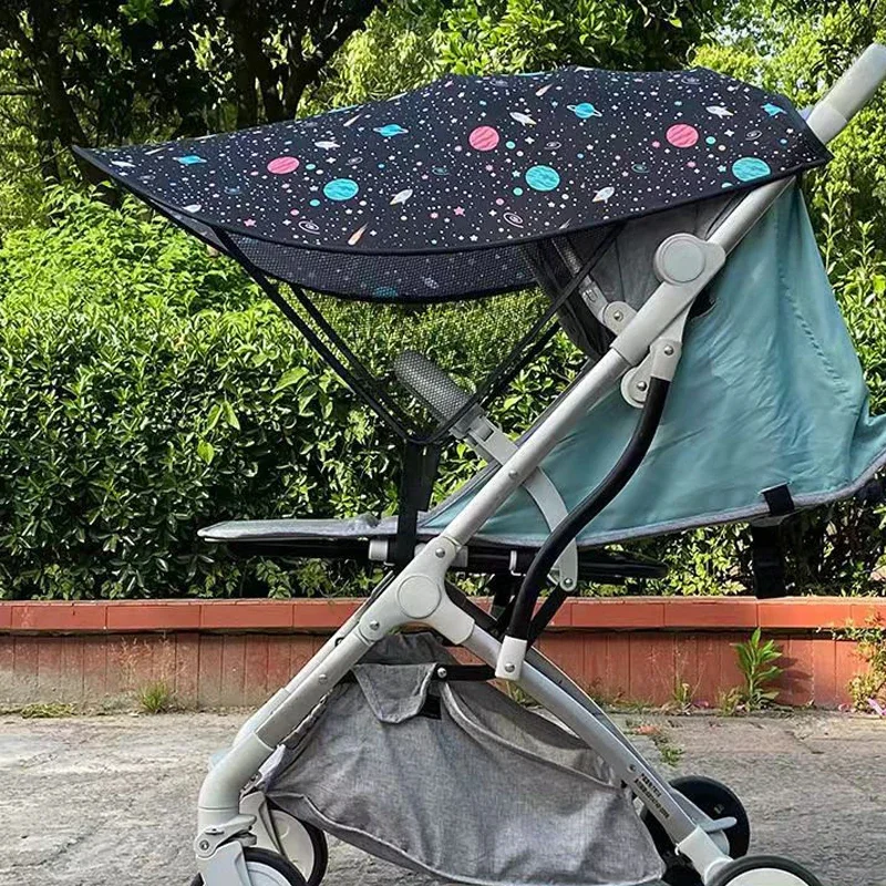 Poussette compacte et légère bébé design univers spatial pour usage urbain maniabilité optimale