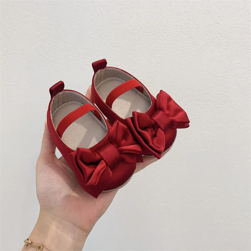 Chaussures de marche bébé fille ballerines satin rouge nœud semelle
