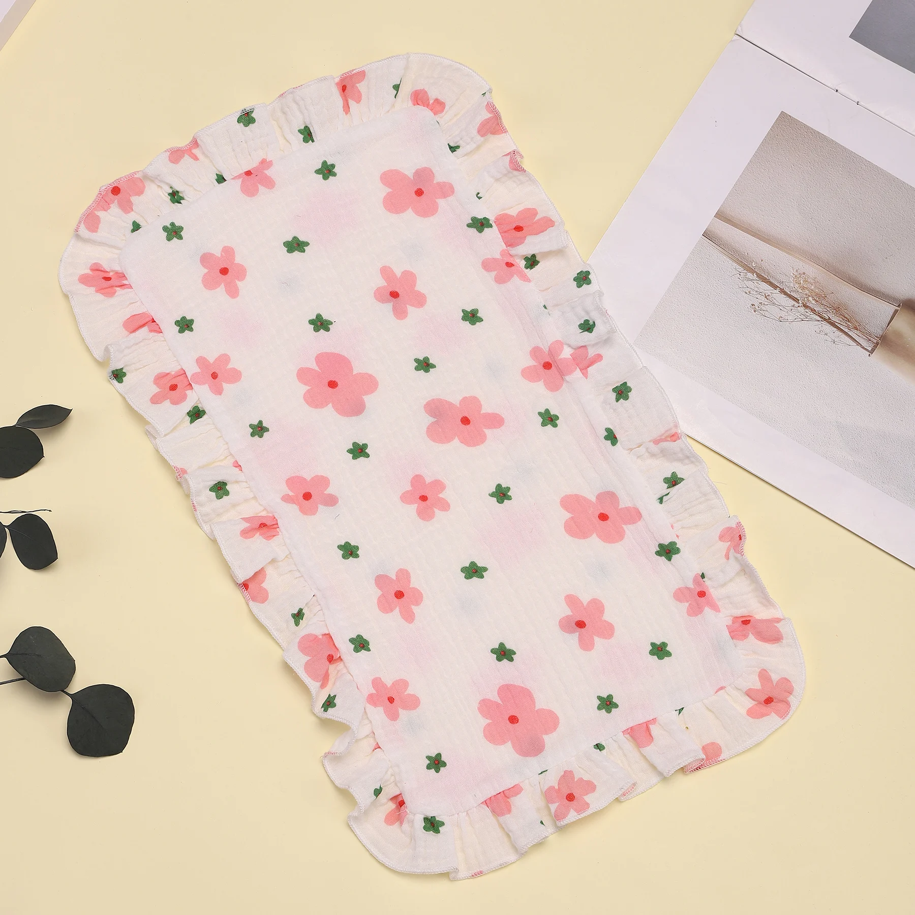 Serviette bébé à volants floral blanc 100% coton doux hypoallergénique design mignon usage multiple