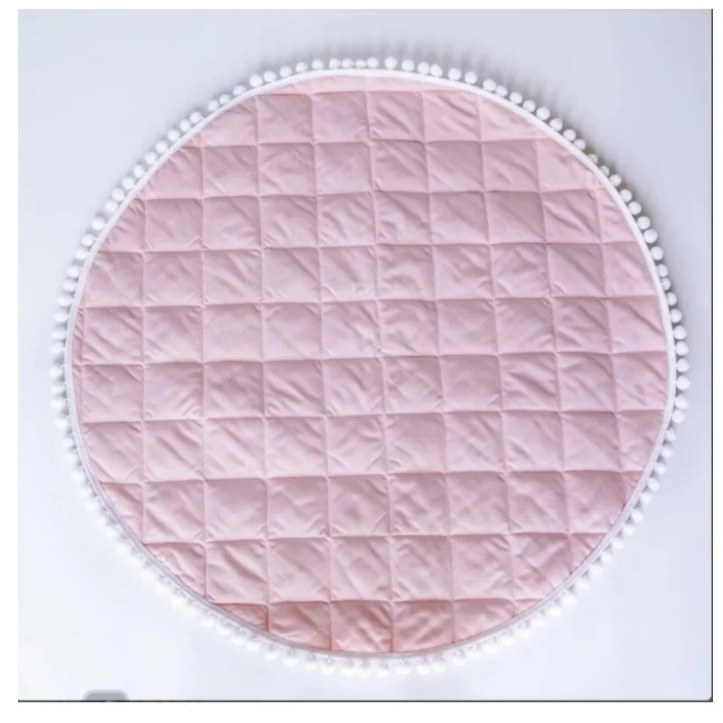 Tapis de jeu bébé en polyester doux rose pâle pompons blancs 100x100cm