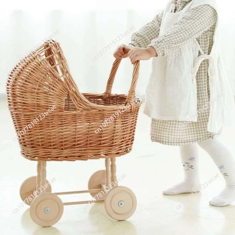 Poussette pour poupée en osier tissé style vintage design rétro jouet