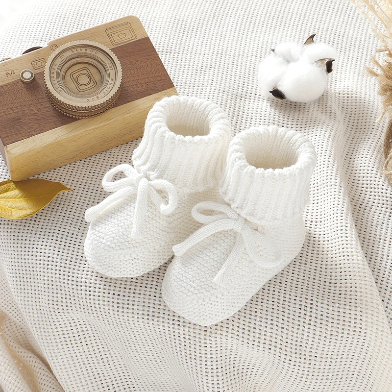 Chaussures bébé tricotées unisexuelles blancs premiers marcheurs 018m