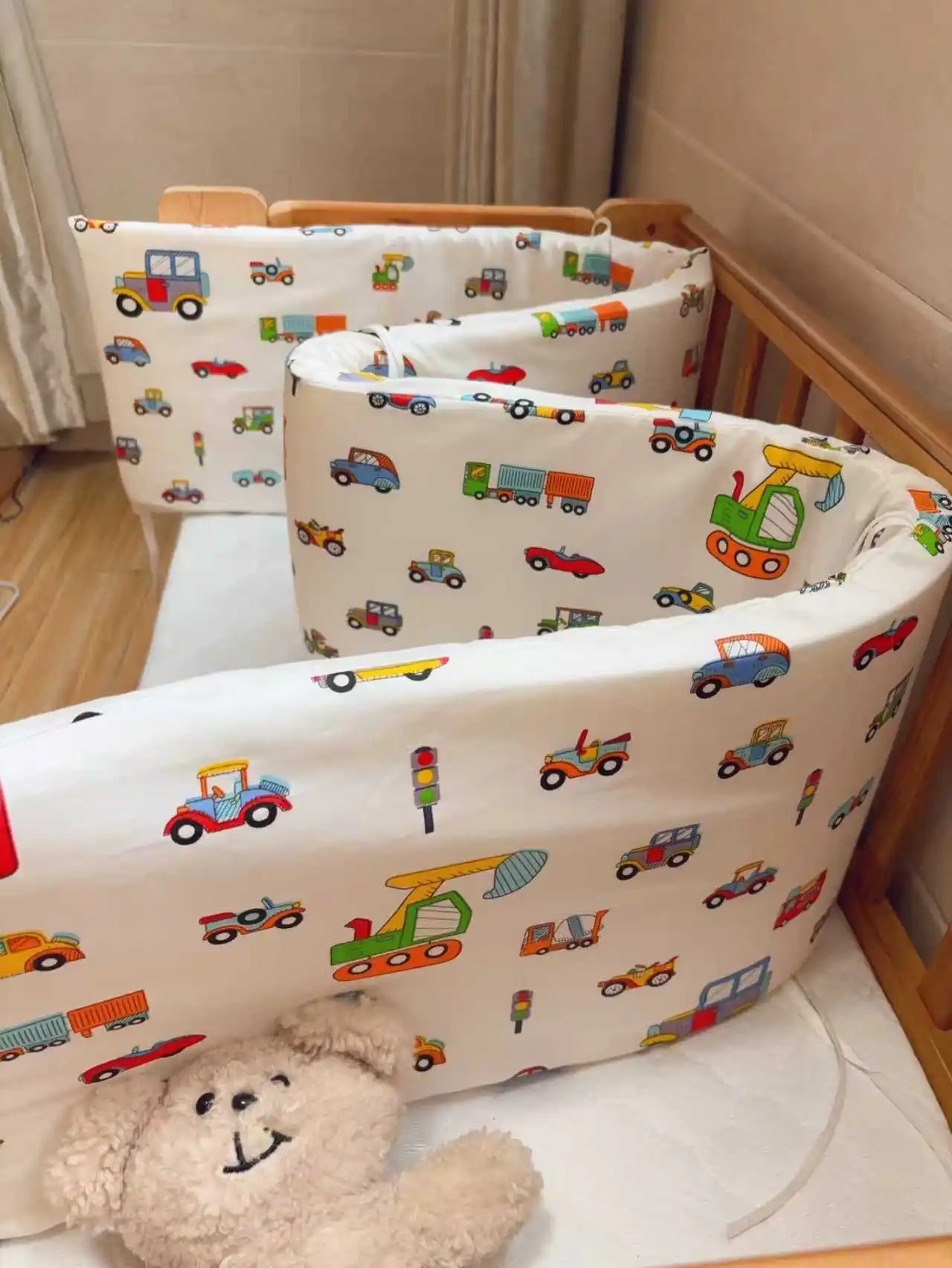 Protecteur de lit de bébé en coton imprimé véhicules tour de lit doux et sécurisant pour chambre d'enfant mode